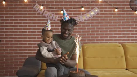 Padre-Afroamericano-Sonriente-Celebrando-El-Cumpleaños-De-Su-Hijo
