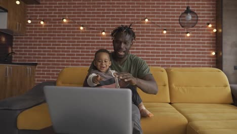 Padre-Afroamericano-Y-Niño-En-Edad-Preescolar-Hablan-En-Video-Chat-De-Conversación-Desde-Casa