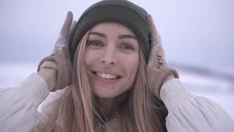 Lächelnde-Frau-Steht-Im-Verschneiten-Wintertal-Und-Blickt-In-Die-Kamera