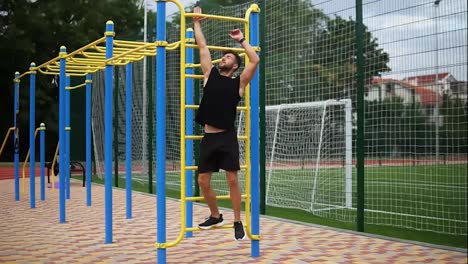 Man-training-core-muscles-with-leg-lift-on-vertical-ladder-rack-on-an-outdoors-gym-center