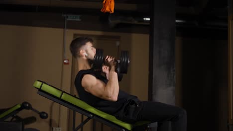 Muskulöser-Männlicher-Athlet,-Der-Seine-Hände-Mit-Hanteln-Zur-Seite-Trainiert