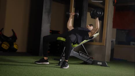 Muskulöser-Männlicher-Sportler-Trainiert-Mit-Hanteln-Und-Hebt-Gewichte