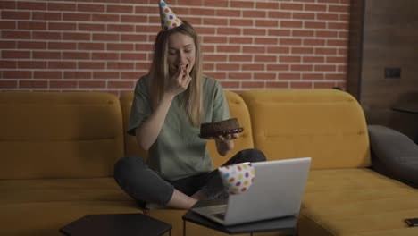 Frau-Feiert-Fernen-Geburtstag-Online-Mit-Freunden-Per-Videochat