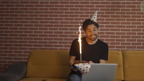 Hombre-Celebrando-Cumpleaños-Lejano-En-Línea-Con-Amigos-Videochat-Conferencia-Portátil