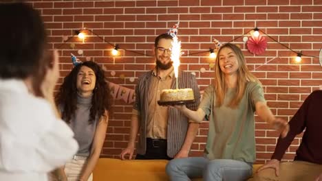 Freunde-Gratulieren-Zum-Geburtstag,-Geben-Kuchen,-Feiern