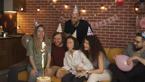 Geburtstagskind-Genießt-Die-Feier-Mit-Den-Besten-Freunden-Und-Bläst-Kuchenkerzen