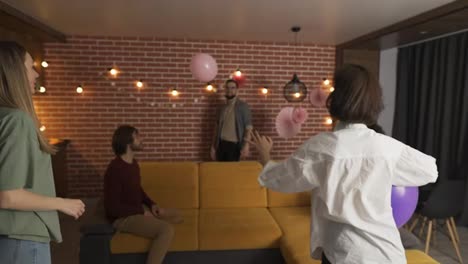Gruppe-Von-Leuten-Im-Wohnzimmer,-Die-Mit-Luftballons-Spielen,-Spaß-Haben