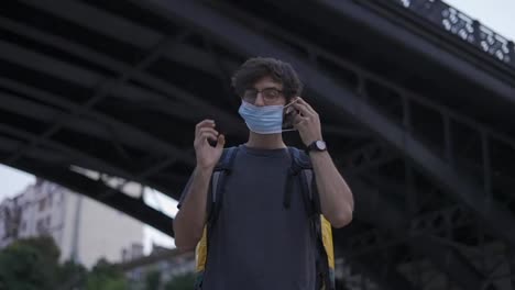 Messenger-puts-on-medical-protective-mask