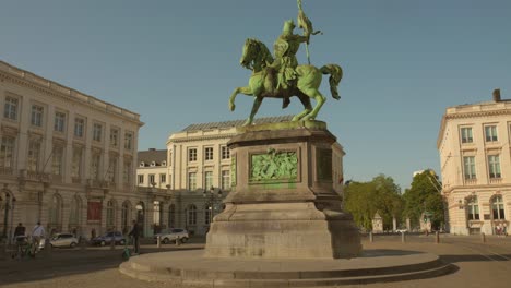 Estatua-De-Godofredo-De-Caldo-En-La-Place-Royale-En-Bruselas,-Bélgica