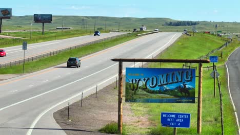 Bienvenido-A-La-Señal-De-Carretera-Fronteriza-Del-Estado-De-Wyoming-A-Lo-Largo-De-La-Autopista-Interestatal-En-Great-Plains-En-EE.UU.