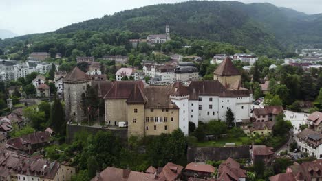 Mittelalterliche,-Europäische-Burg-Auf-Einem-Hügel-In-Annecy,-Frankreich---Luftdrohnenumlaufbahn