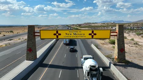 New-Mexico-Willkommensschild-über-Der-Autobahn