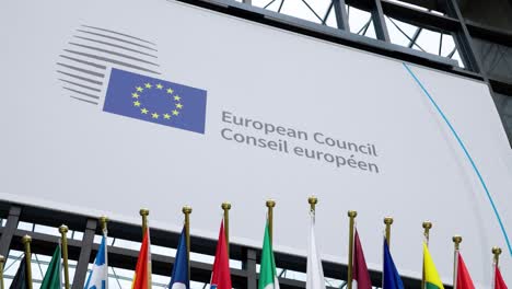 Banderas-De-Los-Estados-Miembros-De-La-UE-En-La-Sede-Del-Consejo-Europeo-En-Bruselas,-Bélgica---Primer-Plano