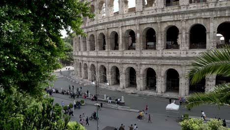 Vista-Parcial-Del-Coliseo-Con-Gente-Caminando-Por-La-Piazza-Del-Coliseo