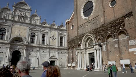 Kirche-San-Zanipolo-Und-Scuola-Grande-Di-San-Marco-Mit-Touristen,-Die-An-Der-Piazza-In-Venedig-Vorbeigehen