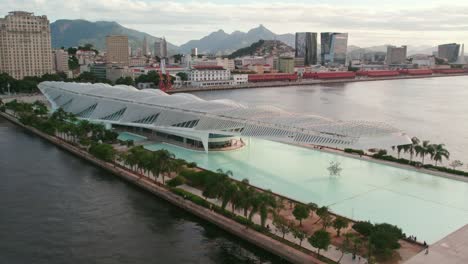 Luftdrohne-über-Dem-Museum-Von-Morgen,-Rio-De-Janeiro,-Brasilien,-Moderne-Architektur,-Futuristische-Wasserlandschaft,-Brasilianische-Reisen-Und-Tourismus