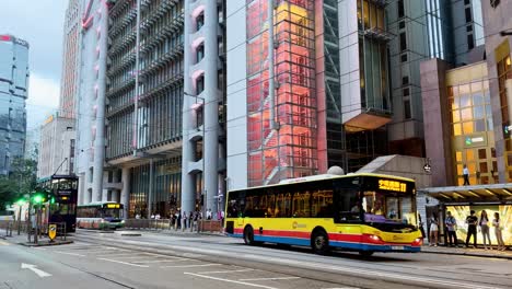Öffentliche-Verkehrsmittel-Auf-Der-Des-Voeux-Road-Vor-Dem-HSBC-Hauptquartier-In-Hongkong