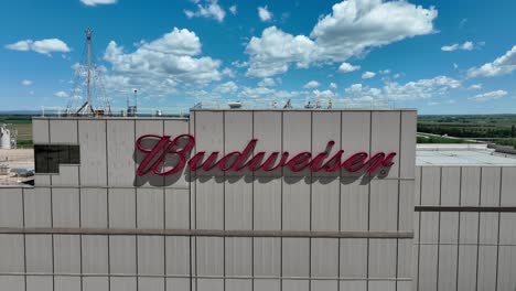 Signo-De-Budweiser-En-La-Fábrica-Anheuser-Busch-En-Fort-Collins,-Colorado