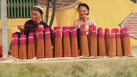 Dos-Ancianos-Vietnamitas-Venden-Incienso-Para-Ceremonias-Religiosas-En-El-Mercado-Callejero