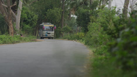 Autobús-Que-Circula-En-Una-Carretera-Lateral-De-La-Aldea:-Estilo-De-Vida-Rural-De-La-Aldea-De-Bangladesh-4k
