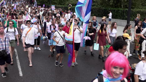 Bunte-Demonstranten-Halten-Plakate-Hoch,-Während-Tausende-Am-Piccadilly-Zum-London-Trans-Pride-2023-Marschieren