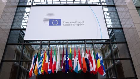 Banderas-De-Los-Estados-Miembros-De-La-Ue-En-La-Sede-Del-Consejo-Europeo-En-Bruselas,-Bélgica