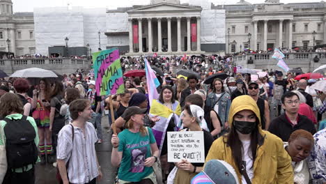 Tausende-Demonstranten-Halten-Plakate-Hoch,-Während-Sie-Sich-Am-Trafalgar-Square-Versammeln,-Um-Sich-Auf-Den-Marsch-Zum-London-Trans-Pride-2023-Vorzubereiten