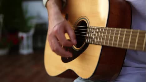 Nahaufnahme-Der-Hände-Eines-Mannes,-Der-Akustikgitarre-Spielt.-Musikinstrument-Für-Freizeit--Oder-Hobby-Leidenschaftskonzept.-Draußen