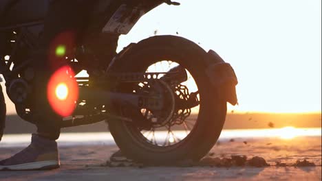 Biker-thrusts-on-the-spot-with-the-rear-wheel,-evening-dusk