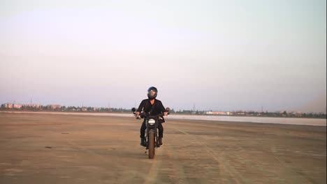 Vorderansicht-Eines-Jungen-Bikers-In-Helm-Und-Jacke,-Mann-Fährt-Auf-Einem-Sportmotorrad.-Konzept-Von-Freiheit-Und-Abenteuer