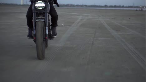 Nahaufnahme-Einer-Biker-Fahrt-Auf-Einem-Schwarzen-Sportmotorrad-Mit-Eingeschaltetem-Frontscheinwerfer,-Nicht-Wiederzuerkennen
