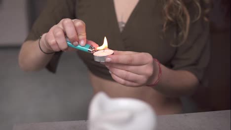 Aromalampe-Mit-ätherischem-Öl,-Brennende-Kerze-Einer-Frau,-Aromatherapie-Zu-Hause