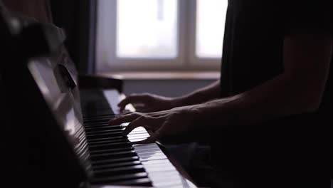 Nahaufnahme-Der-Hände-Eines-Pianisten,-Der-Zu-Hause-Klavier-Spielt