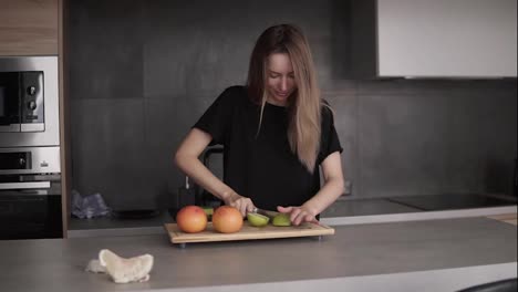 Portrait-of-young-woman-cutting-and-clean-green-apple-on-chopping-board