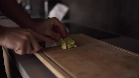 Ein-Mann-Reinigt-Die-Hände-Und-Schneidet-Grüne,-Saftige-Äpfel-Mit-Einem-Messer-Zum-Kochen