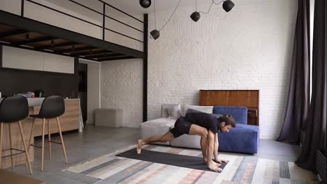 Hombre-Caucásico-Practicando-Yoga-O-Estirándose-En-La-Colchoneta-En-Casa