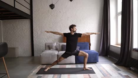 Mann-übt-Krieger-Yoga-Pose-Im-Eigenen-Wohnzimmer-Auf-Matte