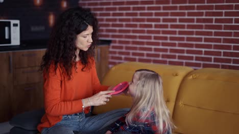 Mama-Kämmt-Im-Wohnzimmer-Die-Haare-Für-Ihre-Tochter