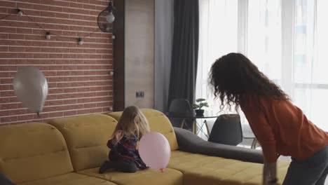 Lockige-Mutter-Und-Ihre-Bezaubernde-Tochter-Spielen-Zusammen-Mit-Rosa-Luftballons