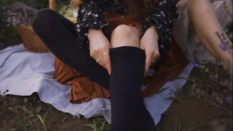 Zwei-Lockige-Frauen-Auf-Einem-Lavendelfeld,-Die-Schwarze-Strumpfhosen-Anziehen
