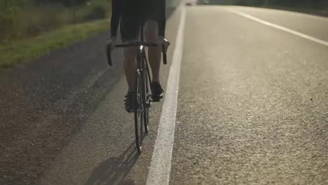 Vista-Frontal-Recortada-De-Un-Ciclista-Masculino-Monta-En-Bicicleta-Y-Por-Una-Pista-Vacía