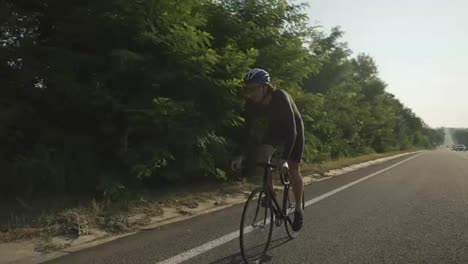 Un-Ciclista-Profesional-Con-Casco-Monta-En-Bicicleta-Y-En-Una-Pista-Vacía