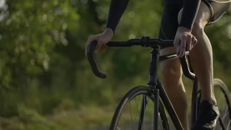Vista-Recortada-De-Un-Ciclista-Masculino-Monta-En-Bicicleta-Por-La-Carretera