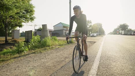 Un-Ciclista-Profesional-Masculino-Monta-En-Bicicleta-Por-La-Carretera-Rural