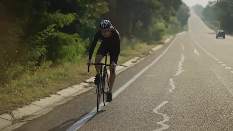 Radfahrer-Mit-Helm-Fährt-Fahrrad-Entlang-Der-Strecke-Und-Gewinnt-An-Geschwindigkeit