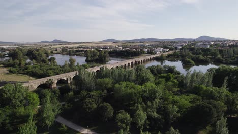 Aerial:-majestic-Roman-bridge-of-Merida,-over-Guadiana-River,-Spain
