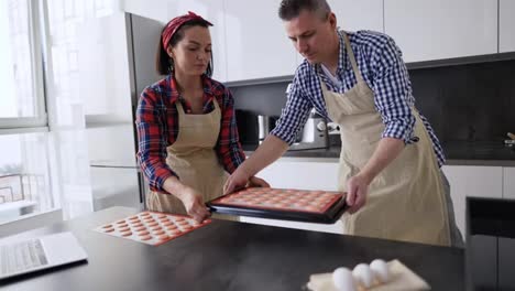 Couple-take-macaroons-to-the-oven