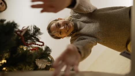 Überraschte-Frau,-Die-Zu-Weihnachten-Ein-Magisches-Geschenk-Bekommt