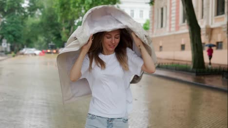 Frau-Unter-Regentropfen-Bedeckt-Kopf-Mit-Mantel,-Zeitlupe