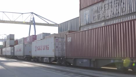 Handaufnahme-Des-Mannheimer-Hafens-Mit-Großem-Containerkran,-Der-Container-Andockt